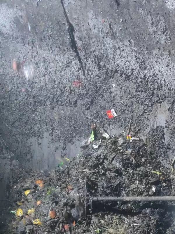 东区街道污水池清理