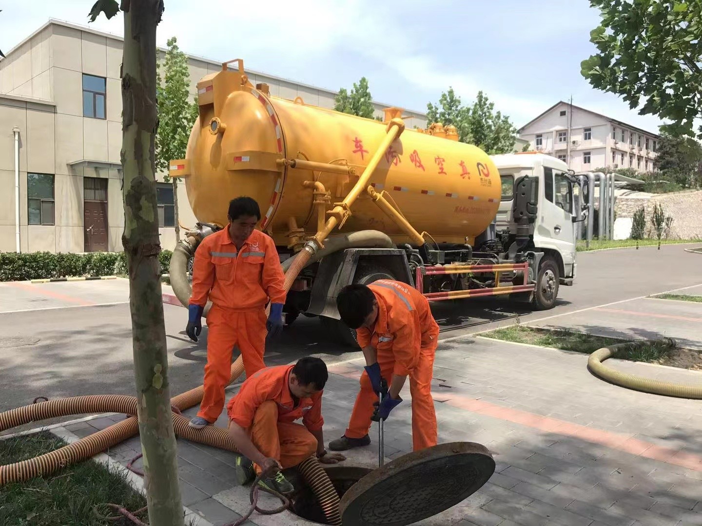 东区街道化粪池清理与5-8吨吸粪车施工效率分析